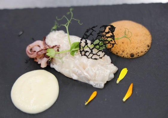 Presentación del tartar de calamar, crema de apionabo y aire de zanahoria ahumada