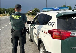 Patrulla de la Guardia Civil en una carretera de la provincia de Segovia.