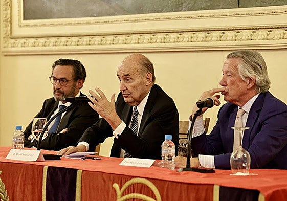 Miquel Roca, en un momento de su discurso en el Círculo de Recreo de Valladolid.