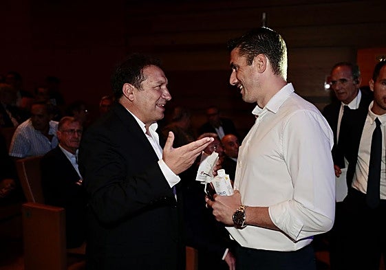 Eusebio charla antes de la gala centenario de la Federación de Castilla y León de Fútbol.