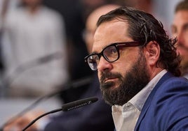 Víctor Orta, en una rueda de prensa con el Sevilla en 2023.