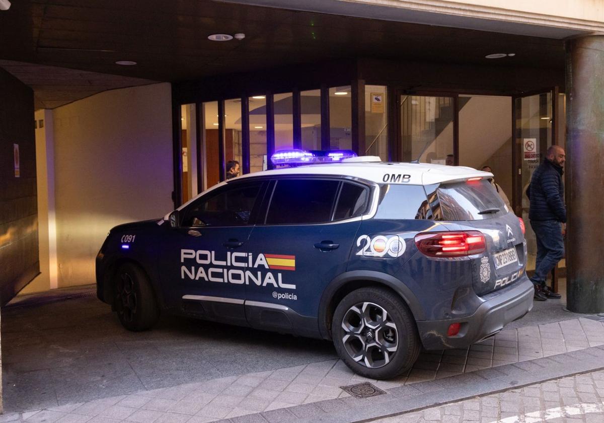 Vehículo de la Policía Nacional en Valladolid, en imagen de archivo.