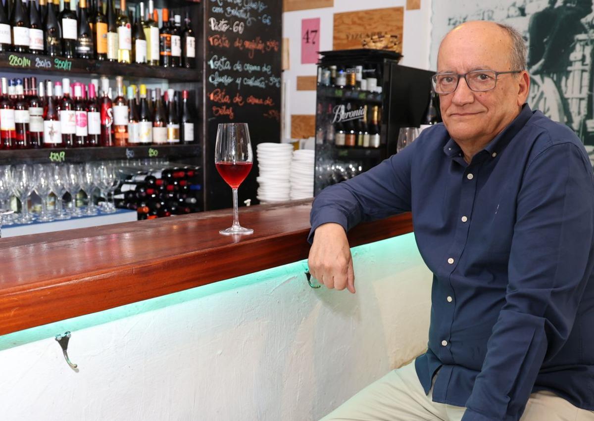 Imagen secundaria 1 - El escritor vallisoletano Gustavo Martín Garzo en la Microbodega Urbana.