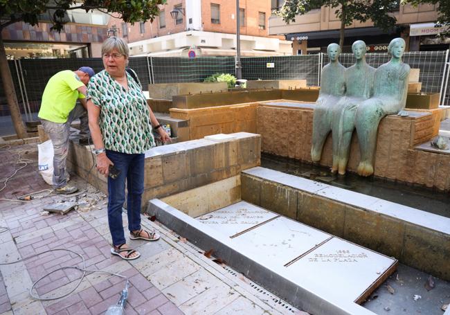 Concha Gay, la autora de las sirenas, junto a la fuente de Martí y Monsó.