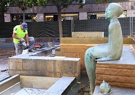 Tareas de limpieza y recuperación de las piedras dañadas en la fuente de la Sirenas, de la plaza de Martí y Monsó.