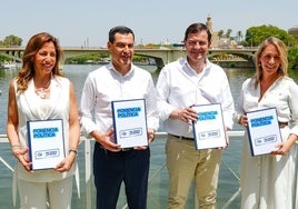 Natalia Chueca, Juanma Moreno Bonilla, Alfonso Fernández Mañueco y Alma Ezcurra, con la ponencia política del PP para el congreso de julio.