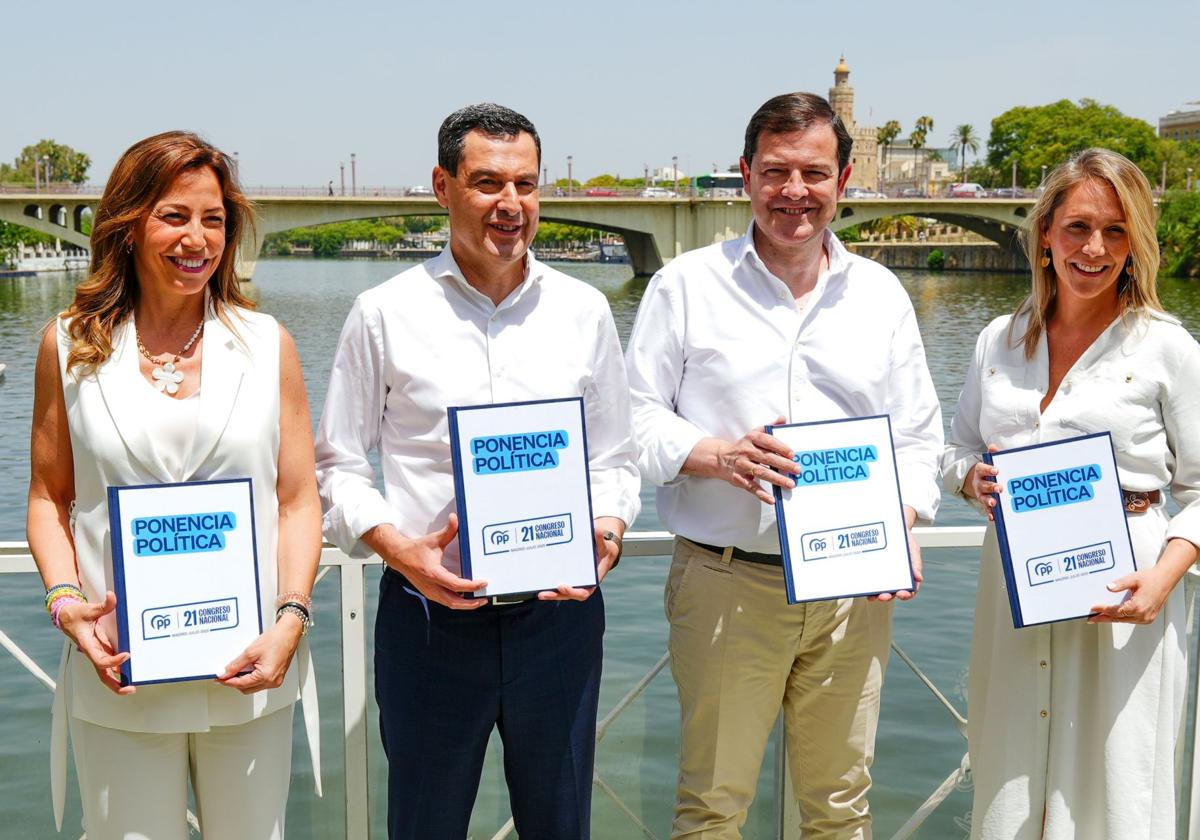 Natalia Chueca, Juanma Moreno Bonilla, Alfonso Fernández Mañueco y Alma Ezcurra, con la ponencia política del PP para el congreso de julio.