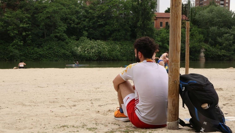 Varias personas disfrutan de la playa fluvial.
