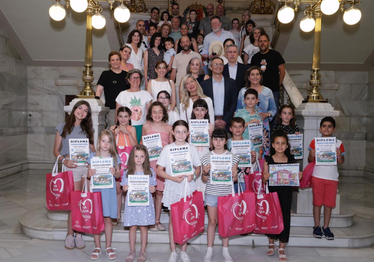 Ganadores, organizadores y patrocinadores, ayer en la Casa Consistorial.