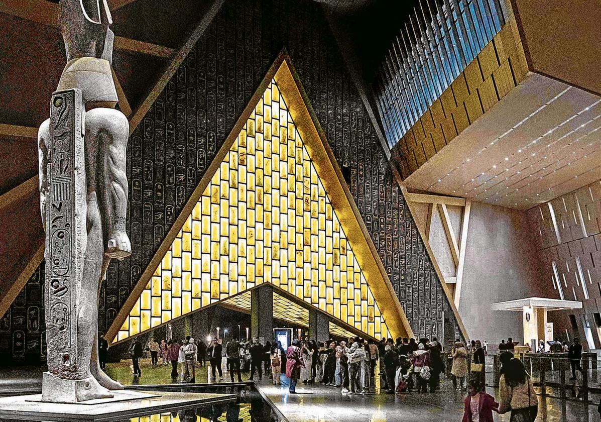 Visitantes en el atrio del Gran Museo Egipcio (GEM), que tras una apertura parcial y varios retrasos ha fijado el 3 de julio como fecha de su inauguración oficial.