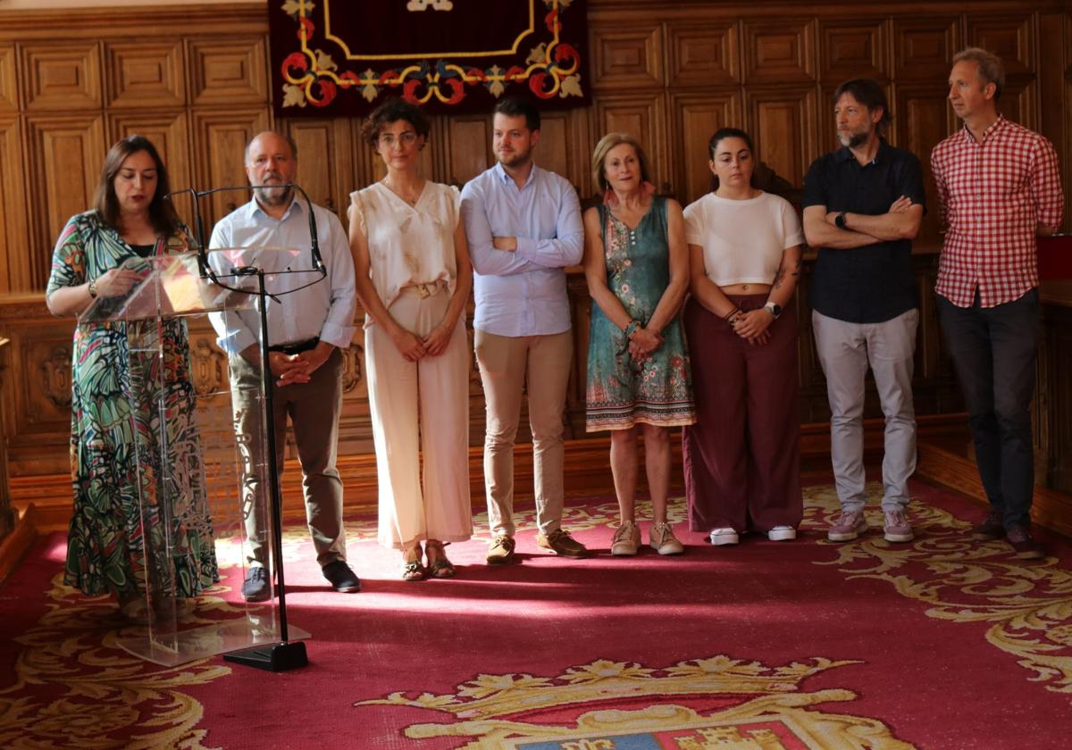 Miriam Andrés, arropada por siete concejales, hace balance en el salón de plenos.