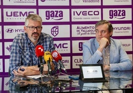 Quique Peral, en su despedida del club junto al presidente Lorenzo Alonso.