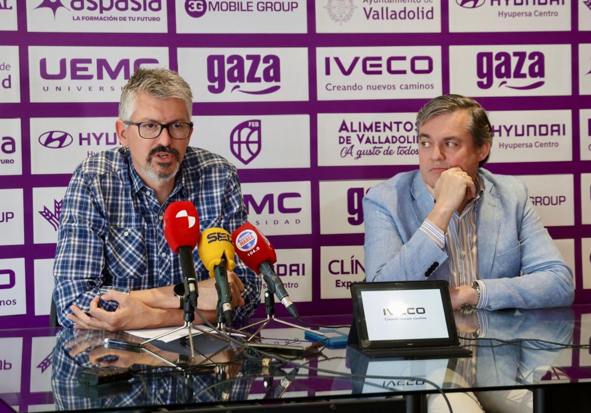 Quique Peral, en su despedida del club junto al presidente Lorenzo Alonso.