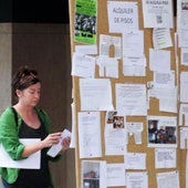 Tablón con anuncios de alquileres de pisos y de habitaciones en el campus público de la UVA en Segovia.