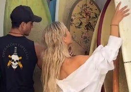 Ana Mena y Óscar Casas eligen tablas para practicar surf en las playas de Anza.