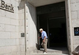 Un hombre, en la salida de una entidad bancaria de la ciudad de Segovia.