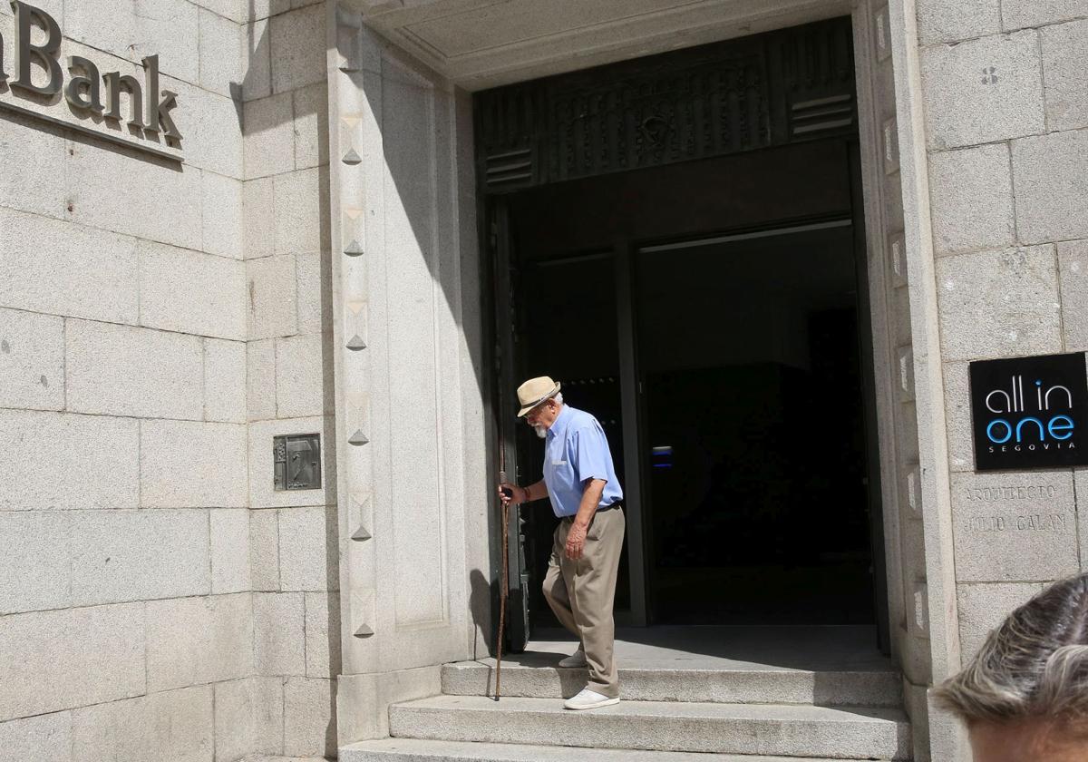 Un hombre, en la salida de una entidad bancaria de la ciudad de Segovia.