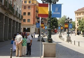 Banderas de España y escudos de Segovia en la avenida del Acueducto.