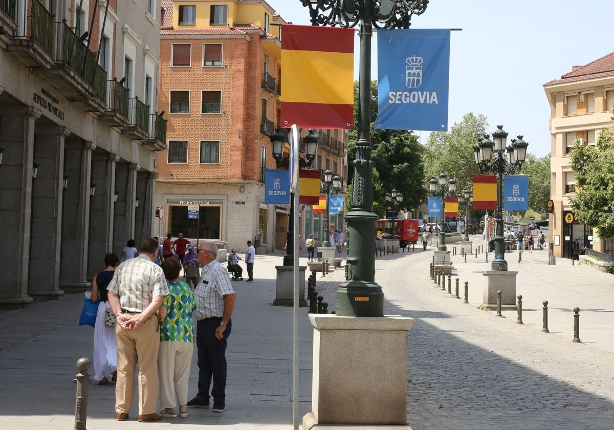 Banderas de España y escudos de Segovia en la avenida del Acueducto.