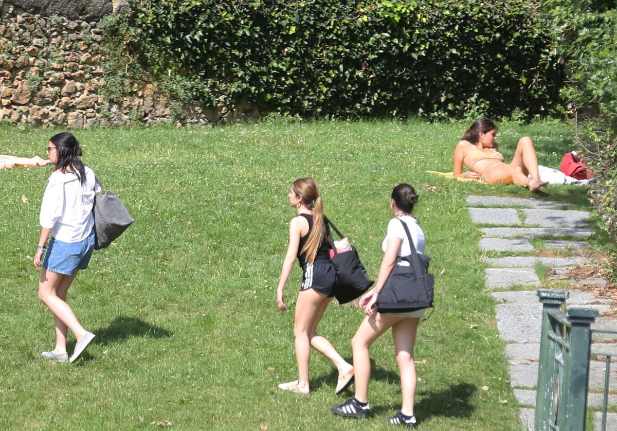 Un grupo de jóvenes busca refugio del calor en la ribera del Eresma de Segovia.