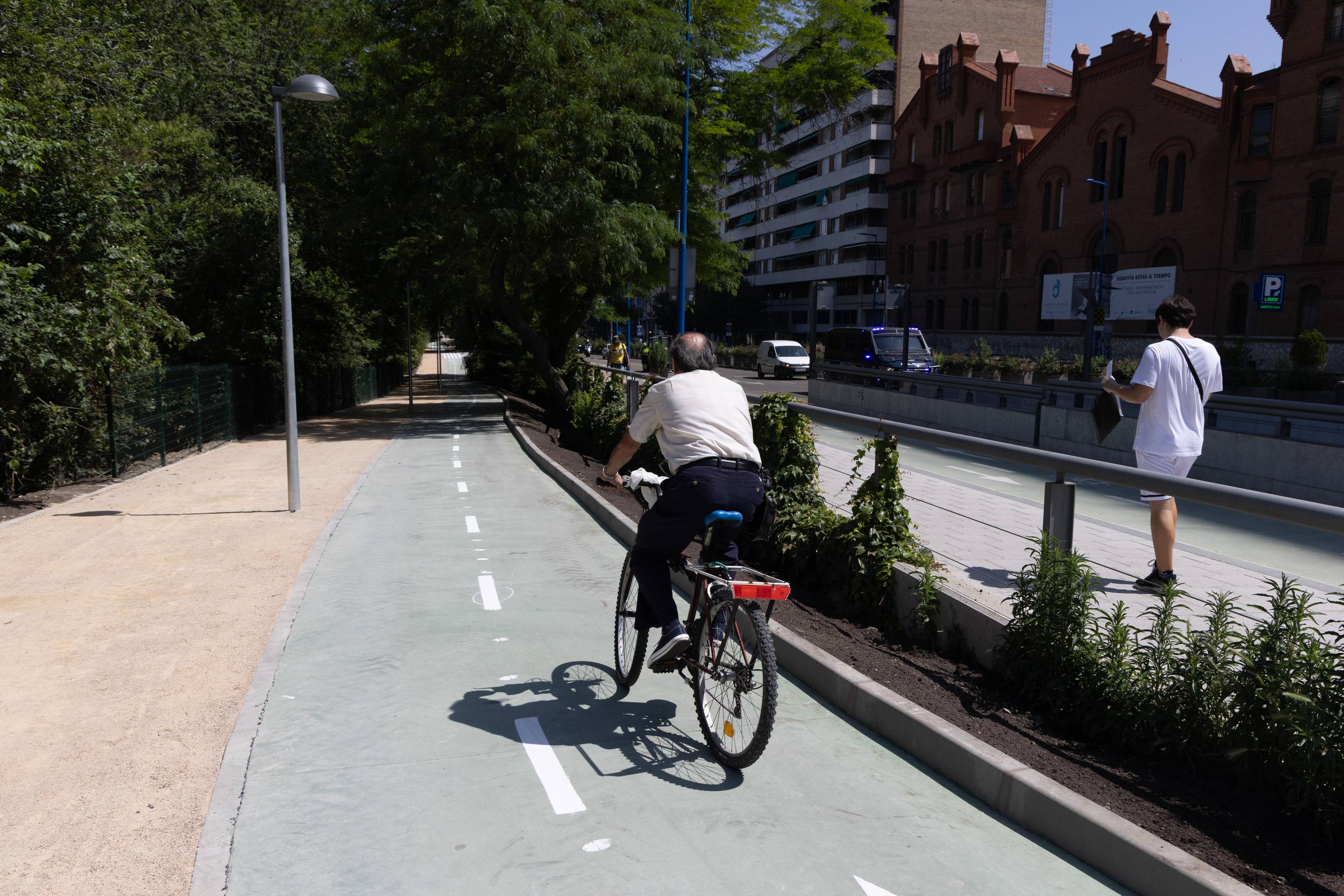 La inauguración del nuevo carril bici de Isabel la Católica, en imágenes