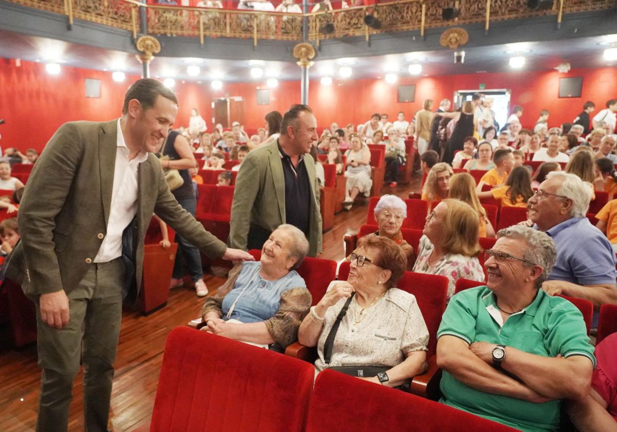 El presidente, Conrado Íscar, saluda a algunas de las asistentes a la jornada de este martes.