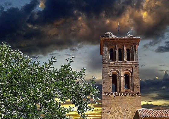 Vista de la torre de la iglesia de Joarilla de las Matas, municipio de León.