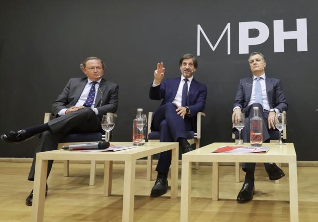 Javier Mallo (Neuberger Berman),Óscar Esteban (Fidelity) y Juan Bernal (Mapfre) durante la segunda mesa redonda.