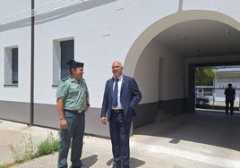 El subdelegado del Gobierno, durante la visita.