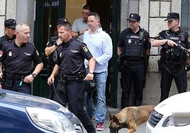 Policías nacionales controlan el acceso al portal donde se está desarrollando la operación.