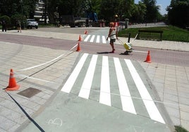 Pasos de cebra en el carril bici en la salida del paseo del Catarro hacia Isabel la Católica.