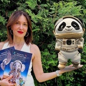 Teresa Pernía posa junto a dos ejemplares del libro y un personaje creado con realidad aumentada.