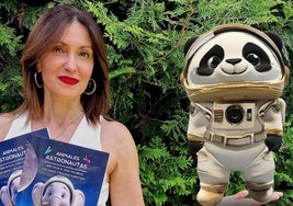 Teresa Pernía posa junto a dos ejemplares del libro y un personaje creado con realidad aumentada.