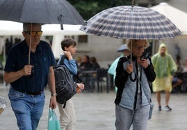 Viandantes se protegen de la lluvia en Segovia, hace unos días.
