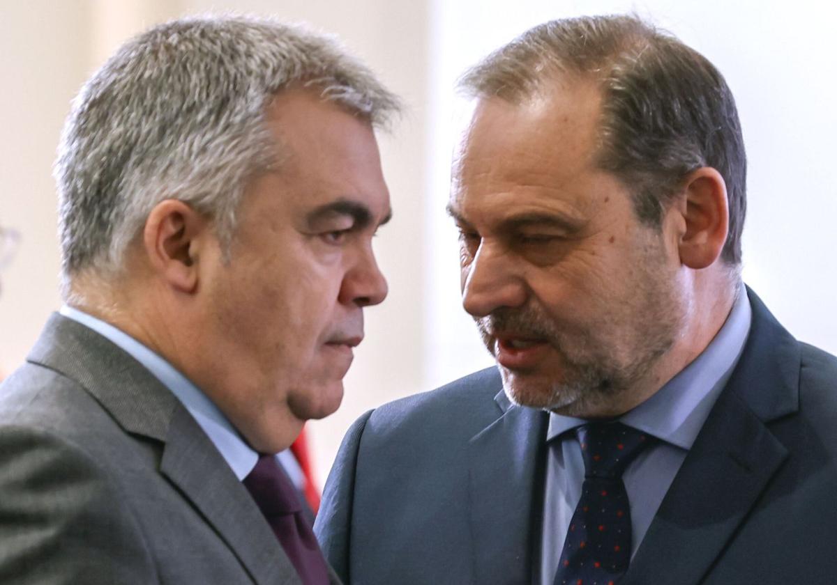 Santos Cerdán (i) y Jose Luis Ábalos, en una imagen de archivo.