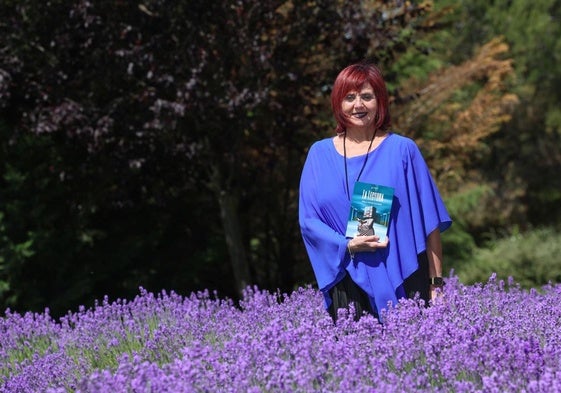 Macu García con un ejemplar de 'la lectura' en un jardín en Villa del Prado.