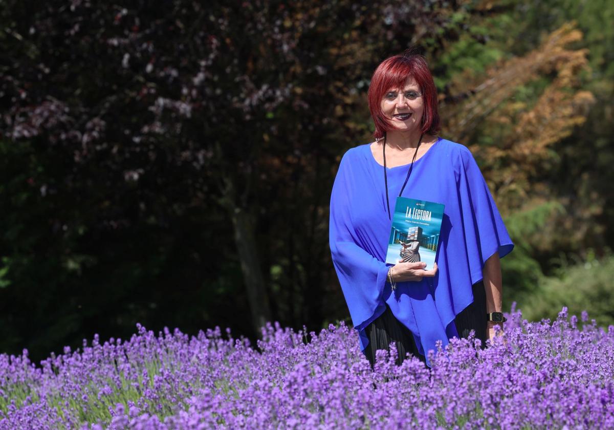 Macu García con un ejemplar de 'la lectura' en un jardín en Villa del Prado.