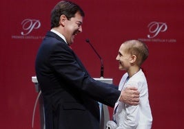 Alfonso Fernández Mañueco, con María Caamaño Muñez, conocida como la 'princesa guerrera' por su lucha contra el cáncer y su difusión en las redes sociales.