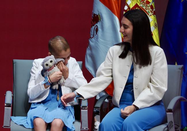 María Caamaño se seca las lágrimas de emoción con ayuda de Buhíta Bonita.