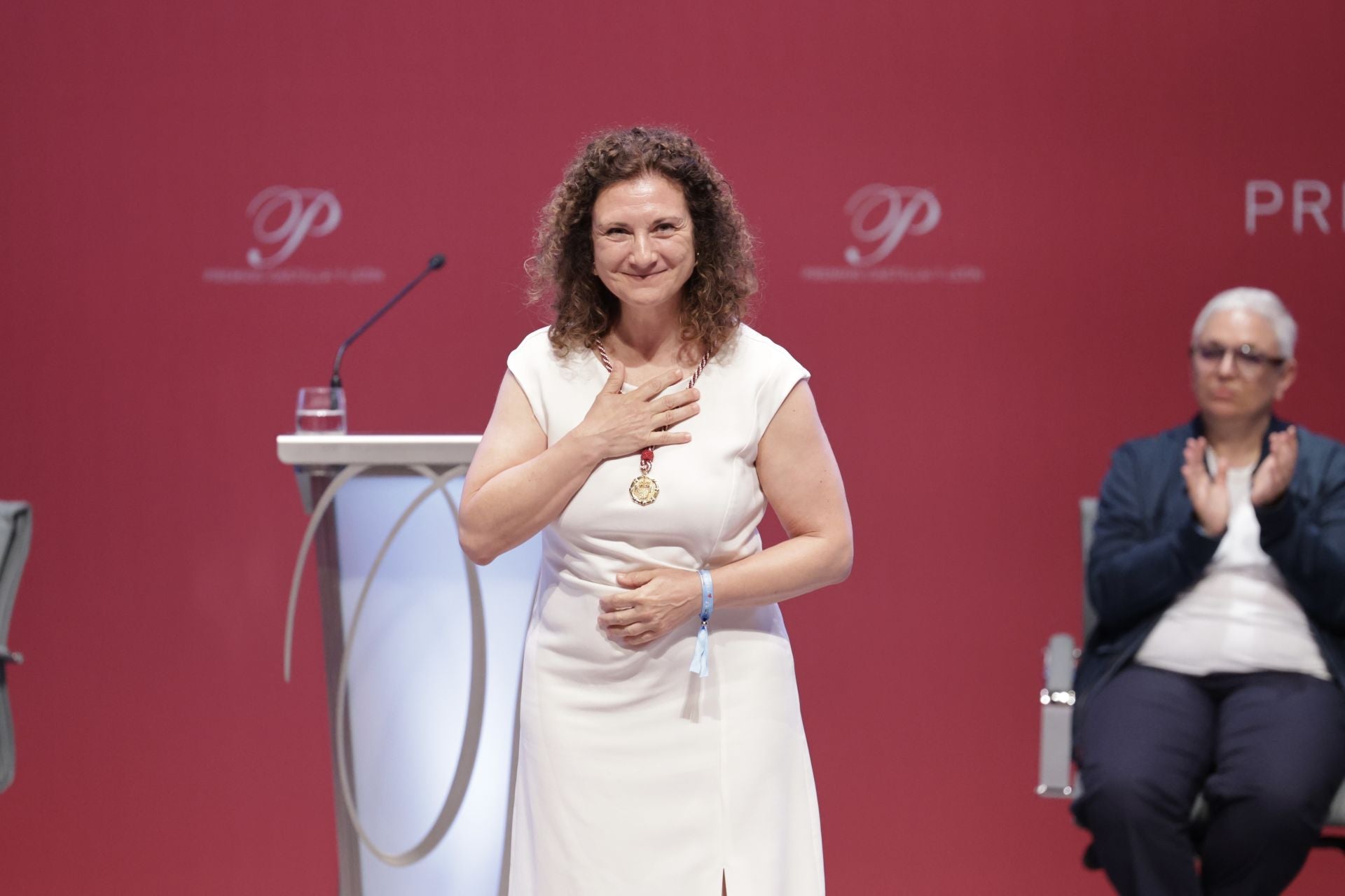 Imagen secundaria 1 - Juan Ignacio González Iglesias (Letras), Elena García Armada (Investigación Científica y Técnica e Innovación) y la madre de la astronauta Sara García Alonso, que recogió el premio de Ciencias Sociales y Humanidades en representación de su hija y de Pablo Álvarez Fernández.