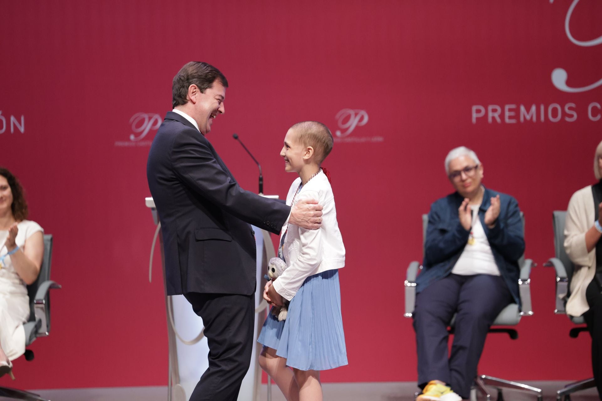 Alfonso Fernández Mañueco, con María Caamaño Muñez, conocida como la 'princesa guerrera' por su lucha contra el cáncer y su difusión en las redes sociales.