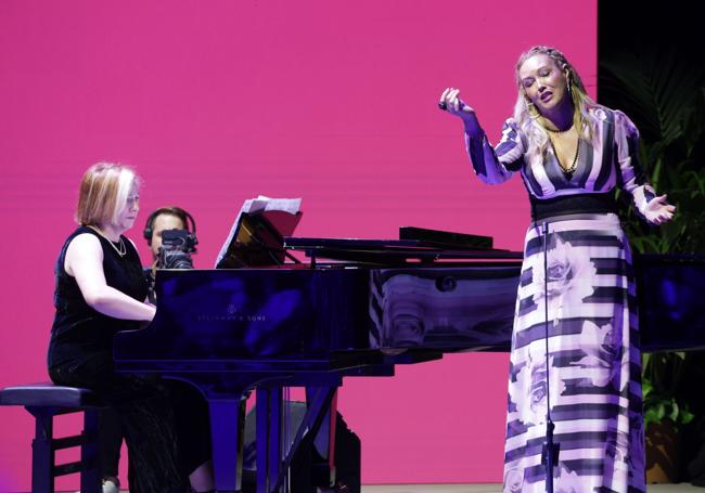 La pianista Raquel Sutil y la soprano Ruth Marcos, durante una de las dos piezas que interpretaron.