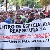 Manifestación por la calles del barrio de las Delicias para reclamar la reapertura del Centro de Especialdiades del barrio.
