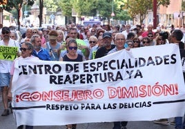 Manifestación por la calles del barrio de las Delicias para reclamar la reapertura del Centro de Especialdiades del barrio.
