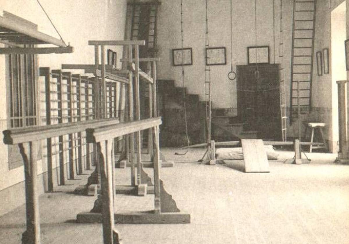 Espalderas, barras paralelas, mazas y anillas en el gimnasio de la Academia de Caballería, en una imagen de 1910.
