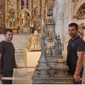 Juan Carlos Salán y Jesús Cano, portando la custodia en el interior del Museo de San Francisco