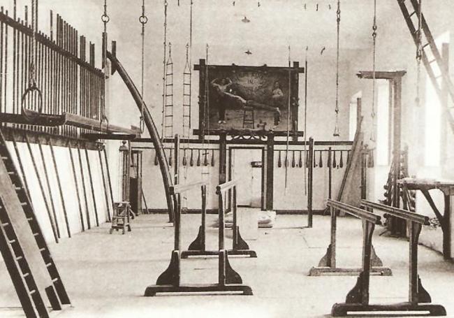 Salón de Gimnasia del Colegio San José, muy similar al gimnasio de la Academia de Caballería (foto principal).