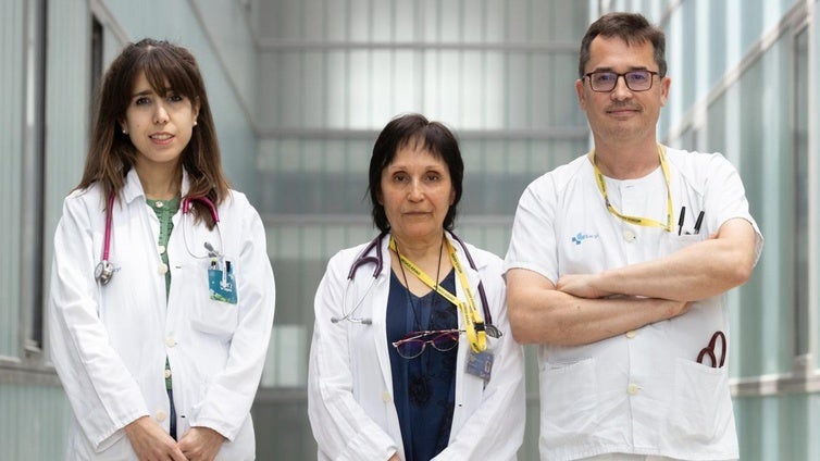 La doctora Julia Barbado, entre Miriam Gabella y Luis Corral, especialistas de la consulta de Enfermedades Autoinmunes del Río Hortega.