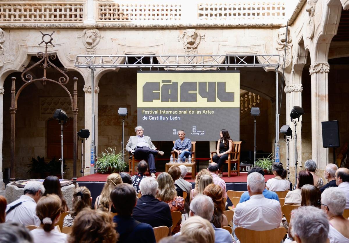 El consejero de Cultura, Turismo y Deporte, Gonzalo Santonja, asiste a los diálogos cervantinos, en el marco del 20 Festival Internacional de las Artes de Castilla y León, Fàcyl