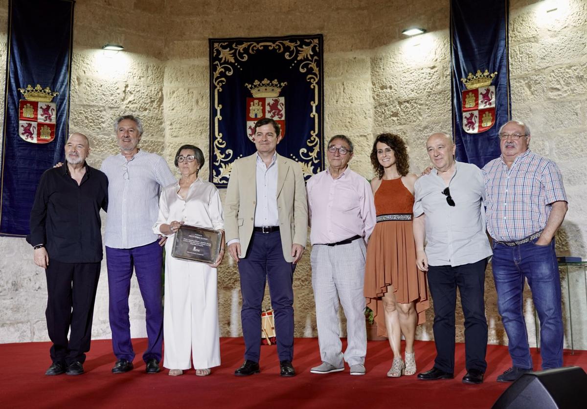 Cuco Pérez, José Antonio Ortega «Toño»; Mercedes, viuda de Félix Pérez; Alfonso Fernández Mañueco; el alcalde de Villalar Luis Alonso Laguna; Vanesa Muela; el cantautor Jaime Lafuente, en el acto de homenaje al 'Folk Castellano y Leonés'.